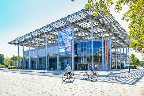 Ein modernes Kunstmuseum aus viel Glas und vielen Stahlträgern.
