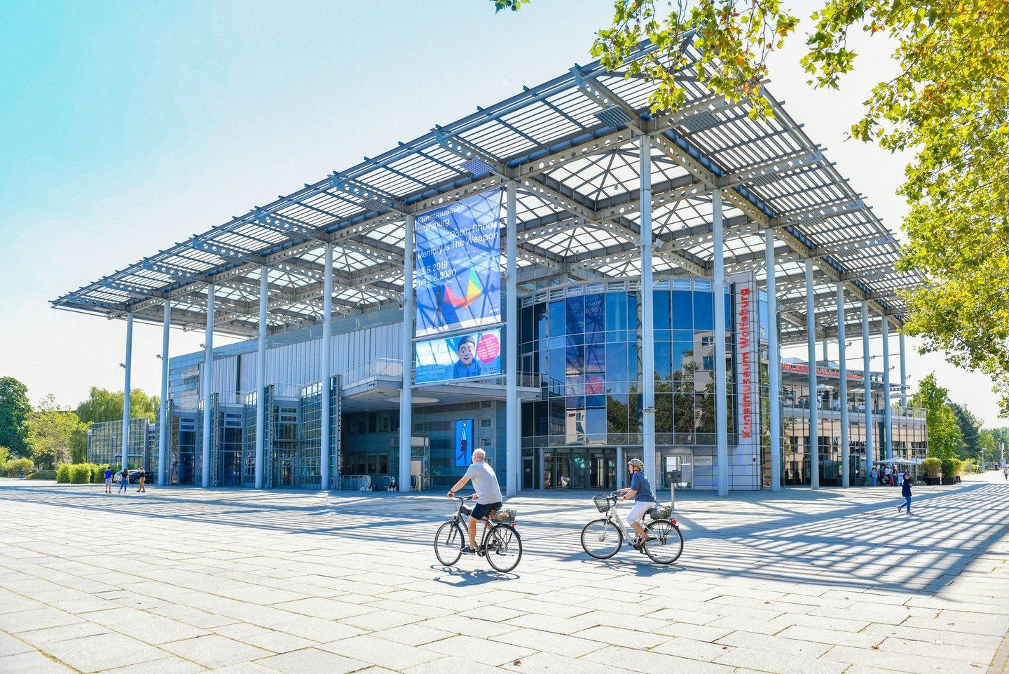 Ein modernes Kunstmuseum aus viel Glas und vielen Stahlträgern.