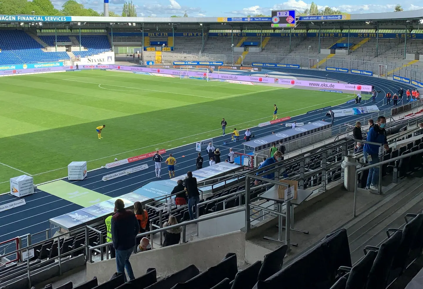 Verzweifelte Spieler und Betreuer nach dem Abpfiff.