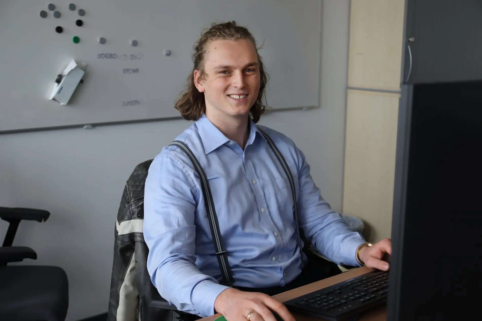 Ein typisches Bild für Technologie-Berufe: Ein junger Mann sitzt hinter einem Computer.