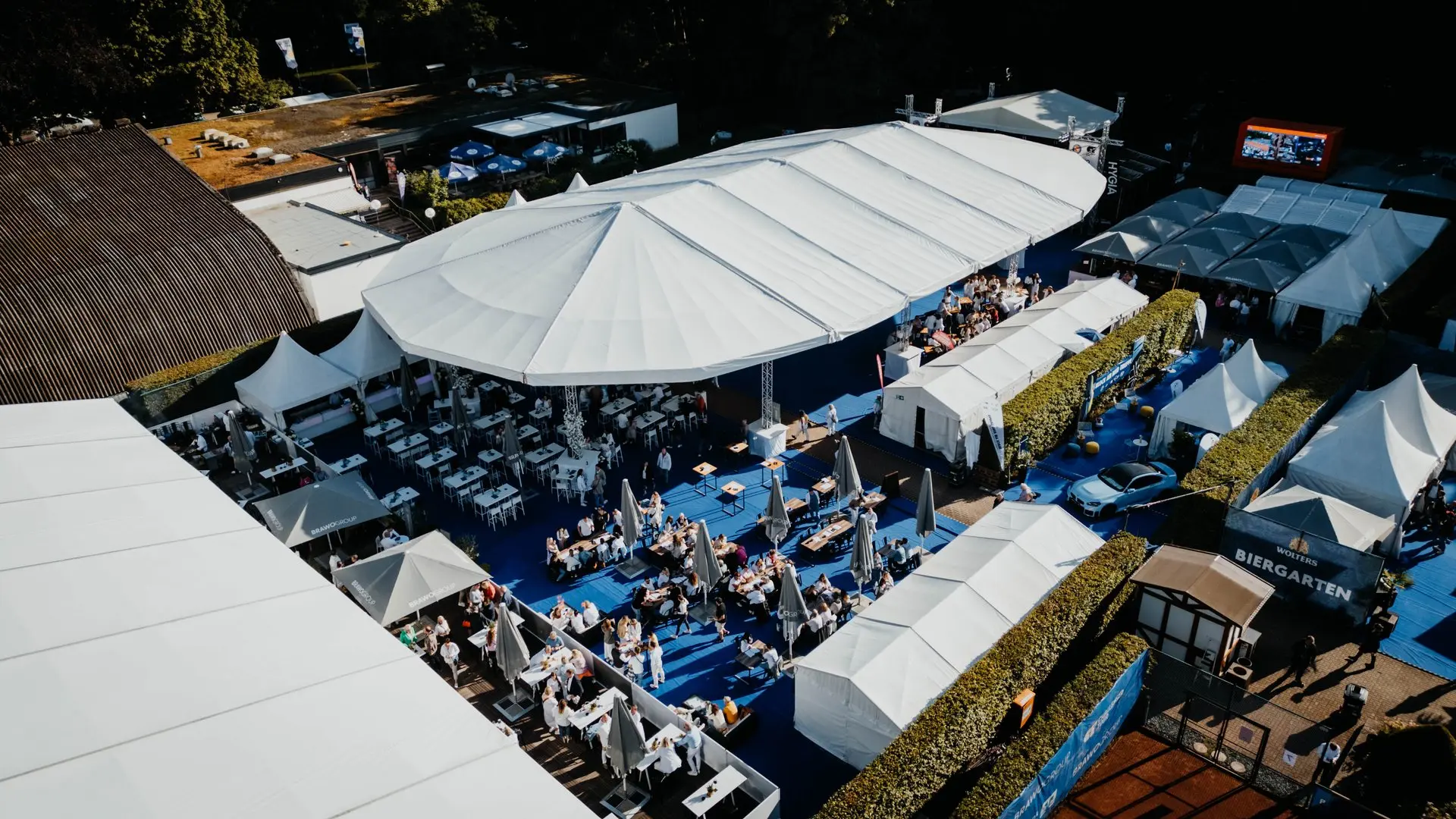 Imposanter Blickfang: Der große Event-Paragu verleiht den BRAWO OPEN unverwechselbare Atmosphäre und macht das Feiern auf dem Turniergelände besonders angenehm.