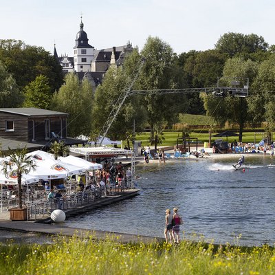 Eine Terrasse am Wasser.