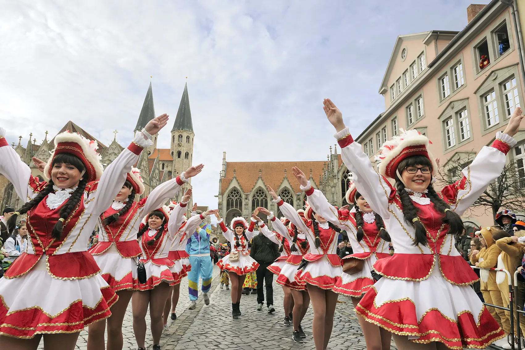 Auf dem Braunschweiger Altstadtmarkt schwingen die Funkenmariechen während des Schoduvels das bein.