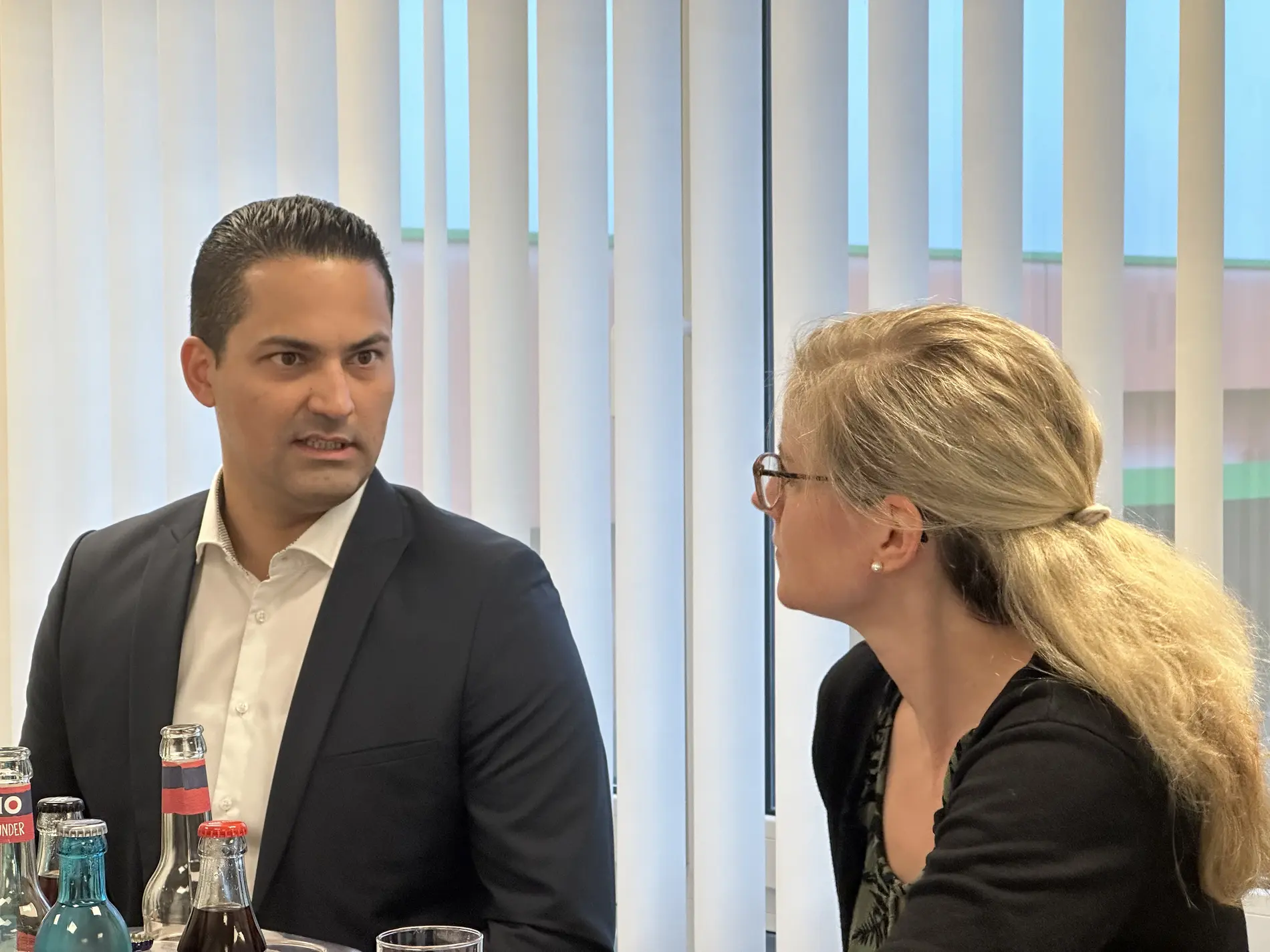 Ein Mann und eine Frau unterhalten sich.