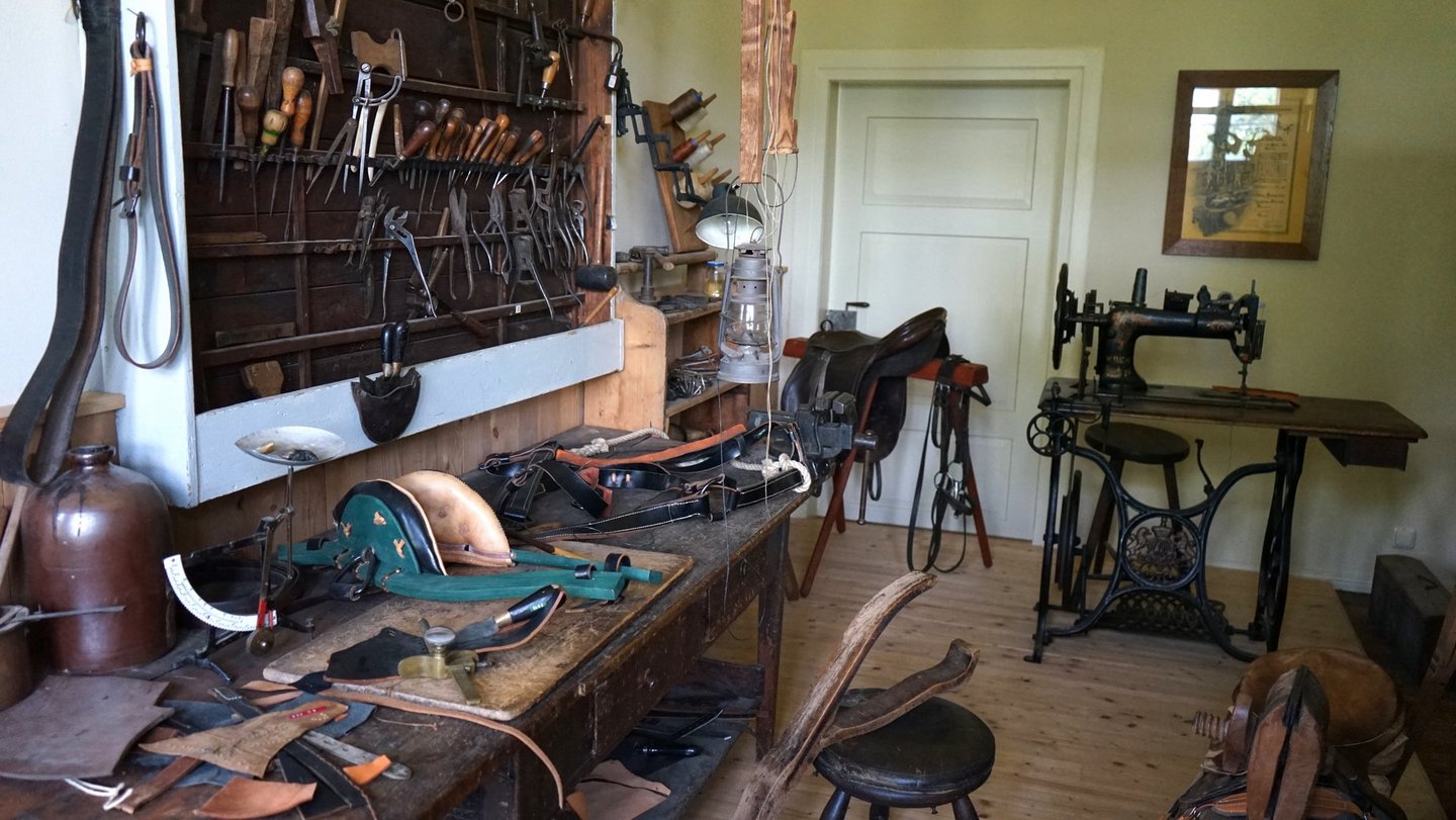 Man sieht die Sattlerwerkstatt im Museum Burg Brome