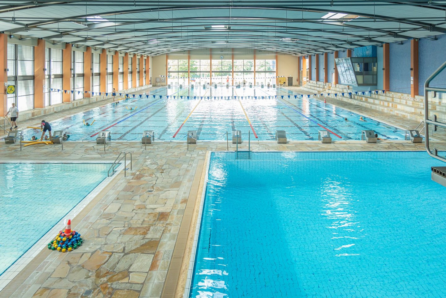 Man blickt aus der Vogelperspektive auf die drei Becken in der Schwimmhalle des Badelandes Wolfsburg