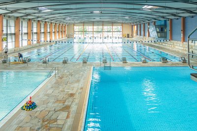 Man blickt aus der Vogelperspektive auf die drei Becken in der Schwimmhalle des Badelandes Wolfsburg