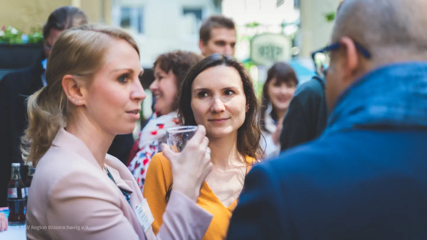 Menschen im Gespräch.