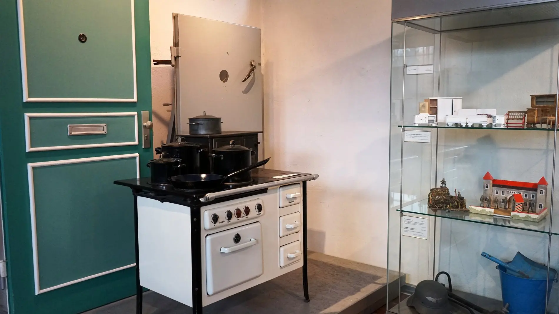 Pläne aus den frühen 1940er-Jahren: Elektro-Kohleherd und Luftschutztür. 