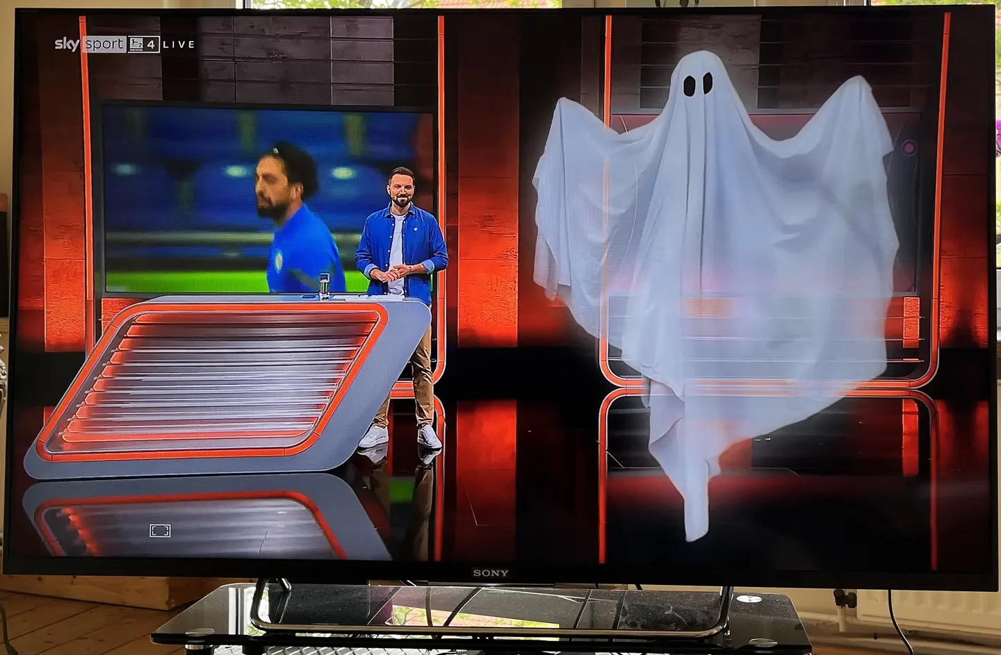 Ein TV-Monitor zeigt das Abstiegsgespenst.