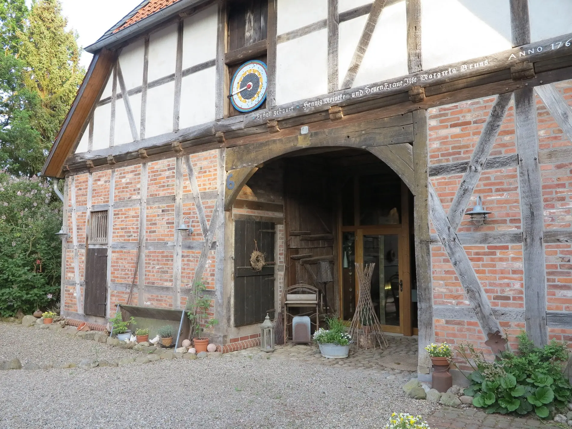 Die Aufnahme zeigt ein altes Bauernhaus.