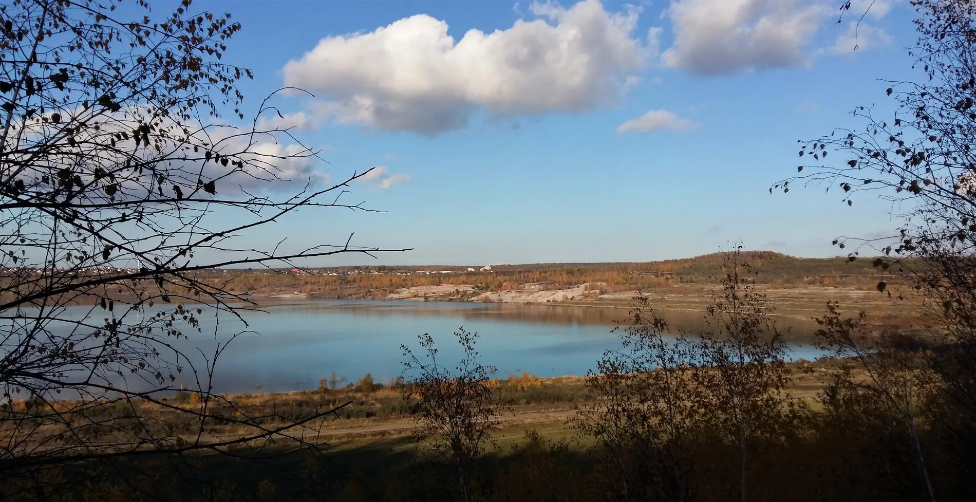 Eine Aufnahme von einem See.