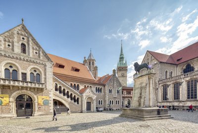 Man blickt auf  den Burgplatz samt Braunschweiger Löwe, Burg Dankwarderode und Kirchenschiff des Doms St. Blasii
