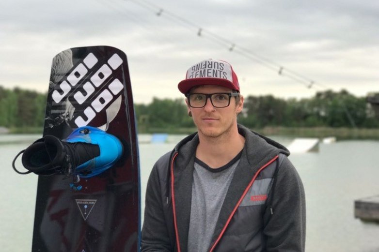 Daniel Wehmann neben seinem Wakeboard. 