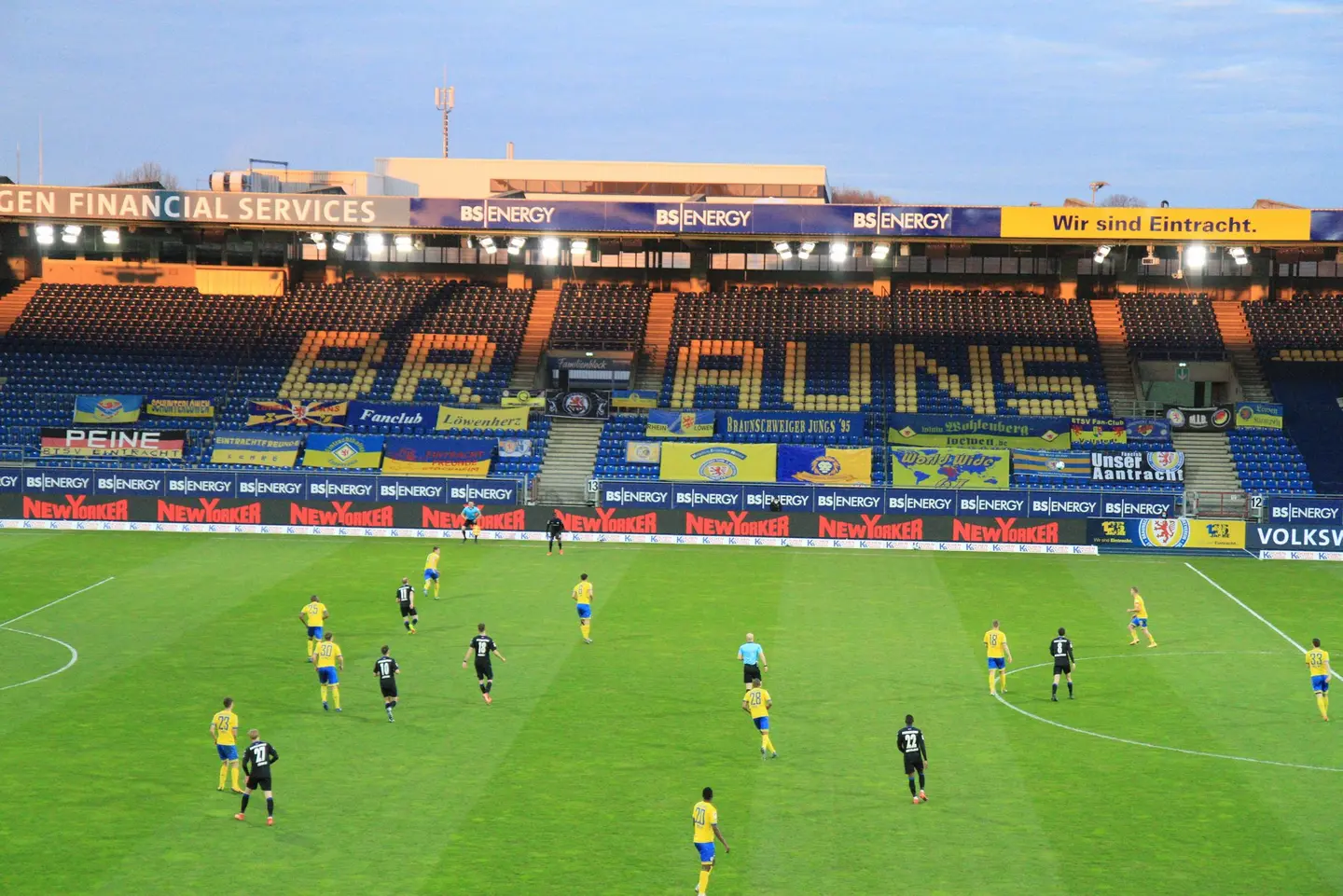 Das Stadion in Braunschweig: Gegengerade mit Fan-Fahnen.
