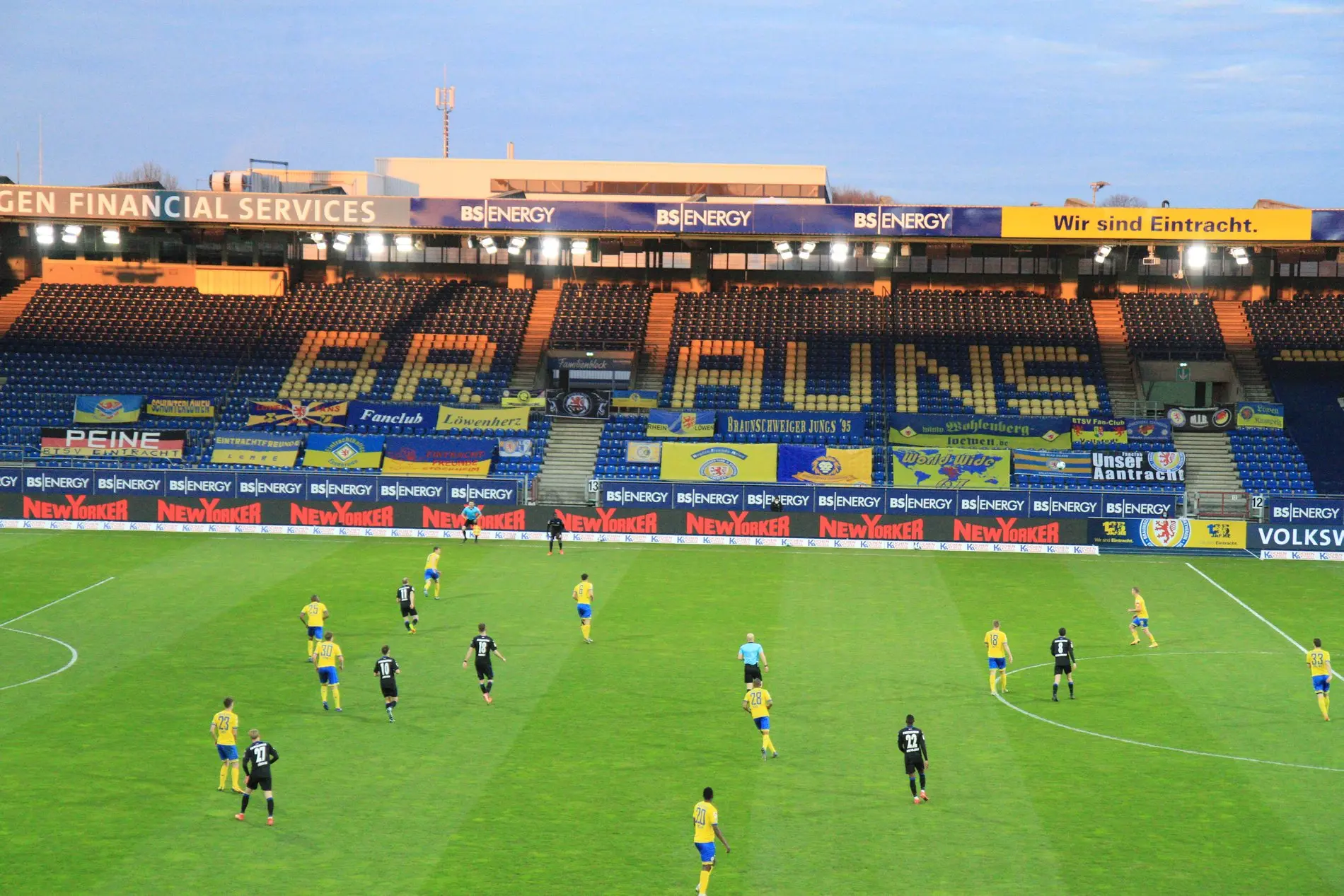 Das Stadion in Braunschweig: Gegengerade mit Fan-Fahnen.