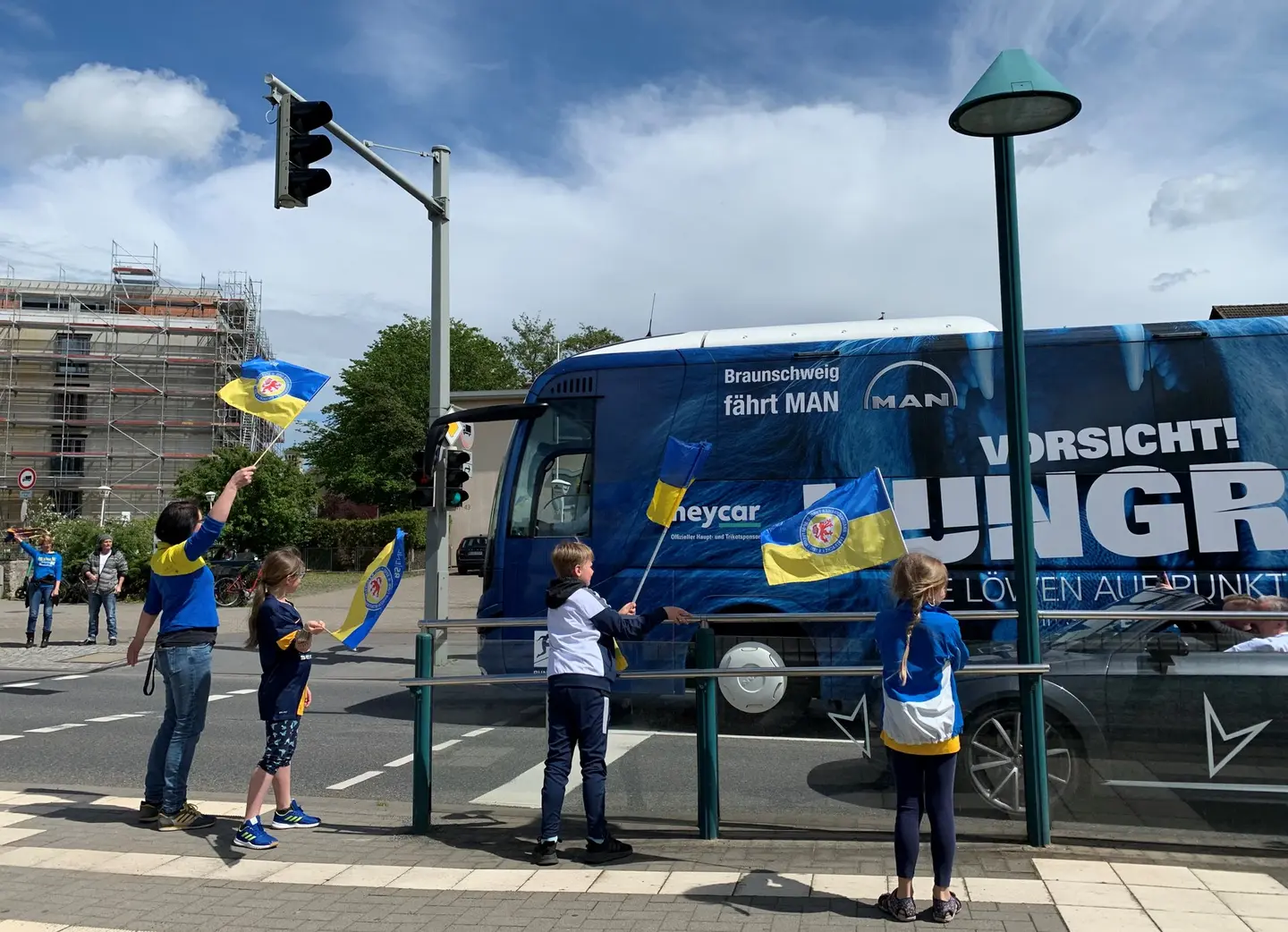Fan-Spalier an der Hamburger Straße für den Eintracht-Bus. 