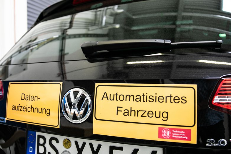 Hinweis: Hier wird autonom gefahren.