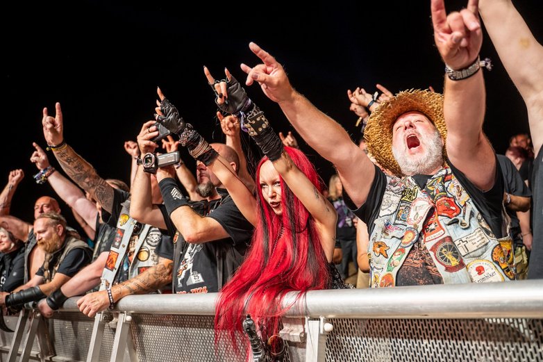 Metal-Fans gehen voll ab beim Helmfest.