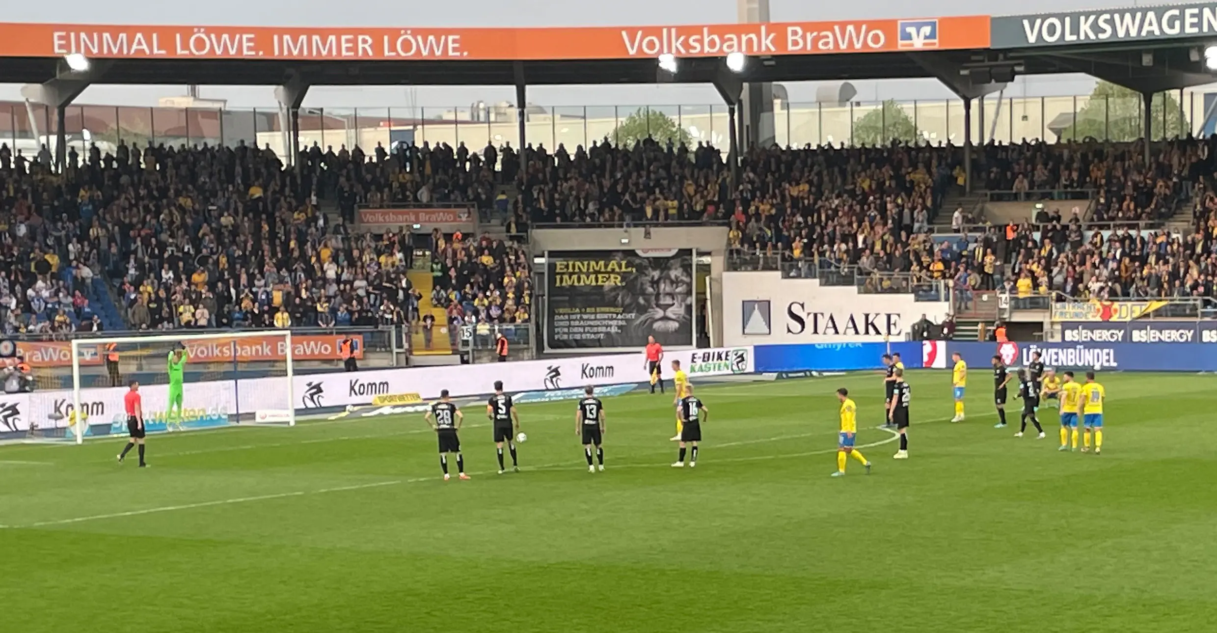 Die Heimmannschaft vergibt einen Elfmeter bei einem Fußballspiel.