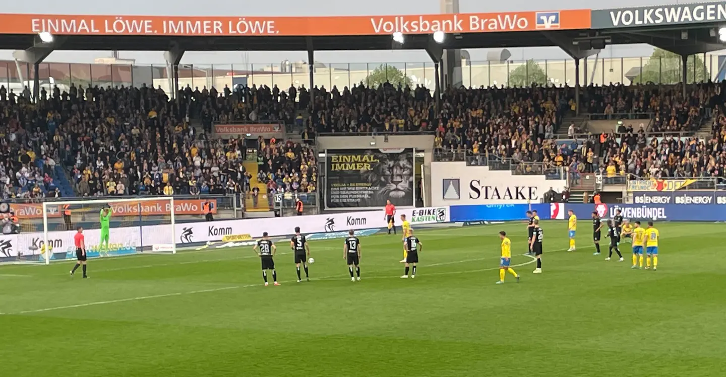 Die Heimmannschaft vergibt einen Elfmeter bei einem Fußballspiel.