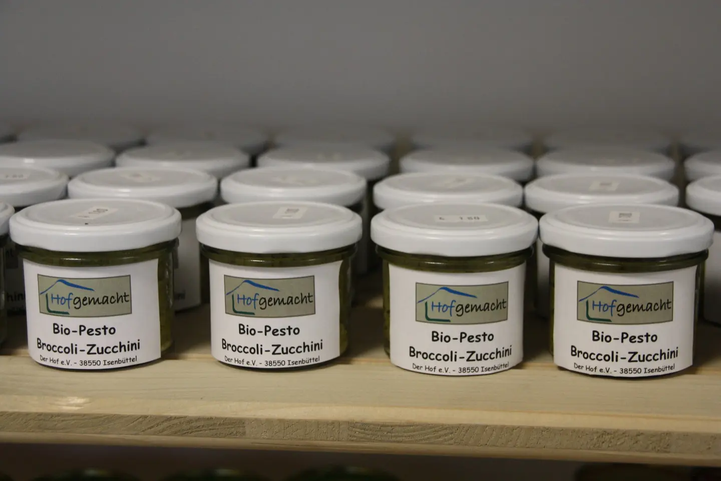 Gemüseaufstriche werden unter der marke "Hofgemacht" verkauft.