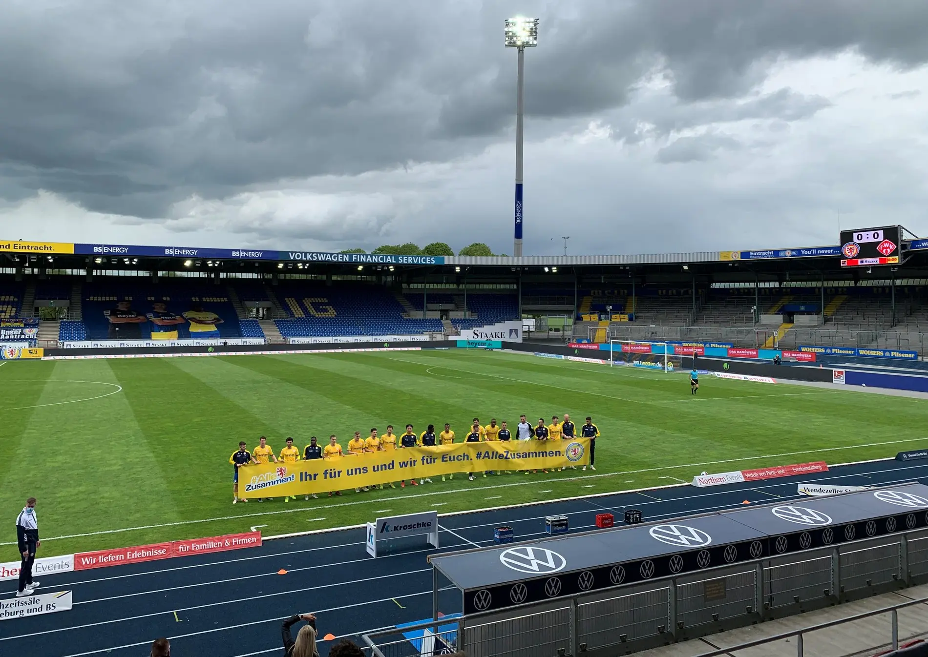 Eine Fussballmannschaft zeigt ein Banner.