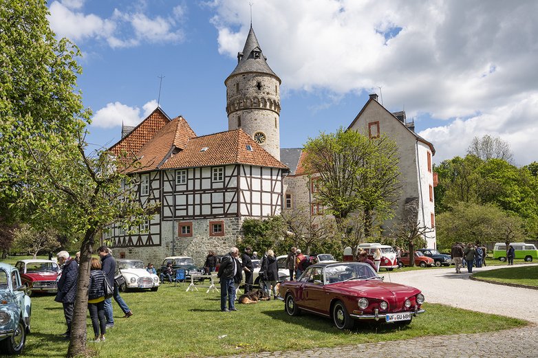 Zur AntikKulinaria treffen sich Oldtimer-Liebhaber auf Schloss Oelber.