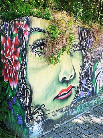 Ein Graffitiwand in Salzgitter-Lebenstedt zeigt ein grünes Gesicht.