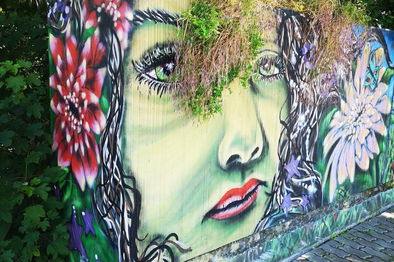 Ein Graffitiwand in Salzgitter-Lebenstedt zeigt ein grünes Gesicht.