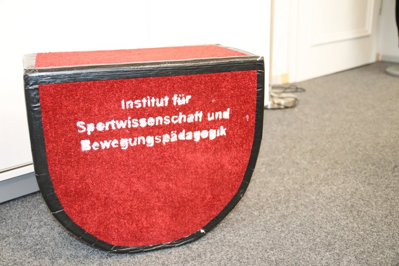 Ein halbrundes Sport- und Bewegungsgerät.