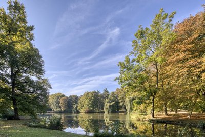Man blickt auf einen Okerlauf in Braunschweig