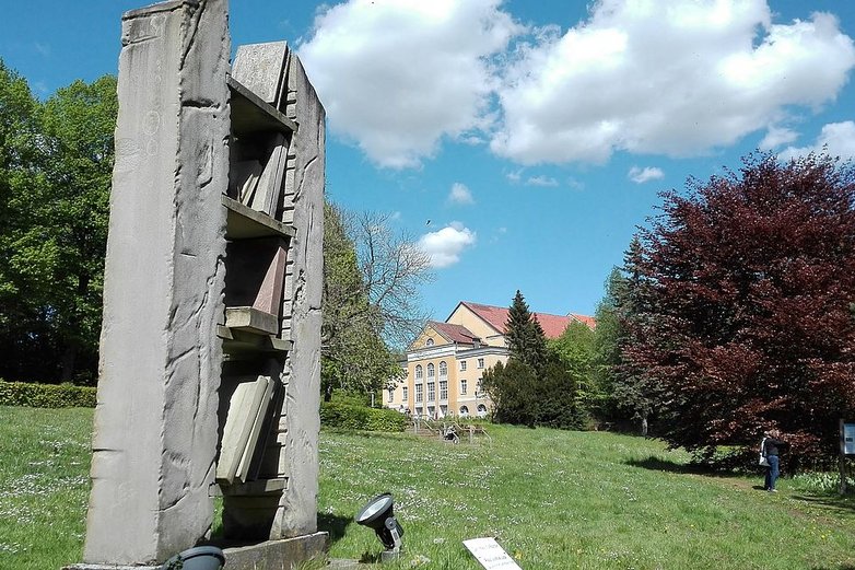 Eine Skulptur in einem Park.