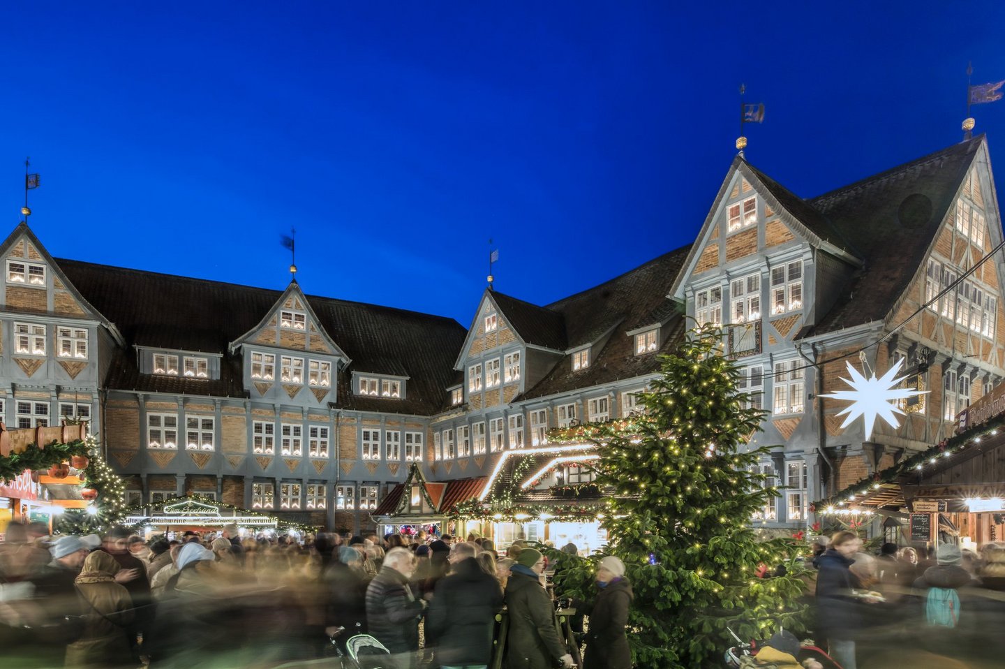 Man blickt abends auf Stände des Weihnachtsmarkt Wolfenbüttel auf dem Stadtmarkt 
