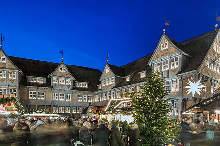 Man blickt abends auf Stände des Weihnachtsmarkt Wolfenbüttel auf dem Stadtmarkt 
