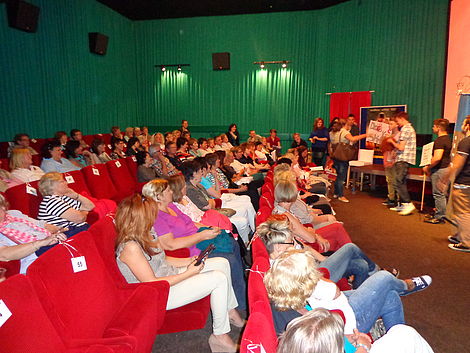 Viele Besucher auf Sitzen eines Kinosaals des Bürgerkinos Cinema in Salzgitter-Bad.