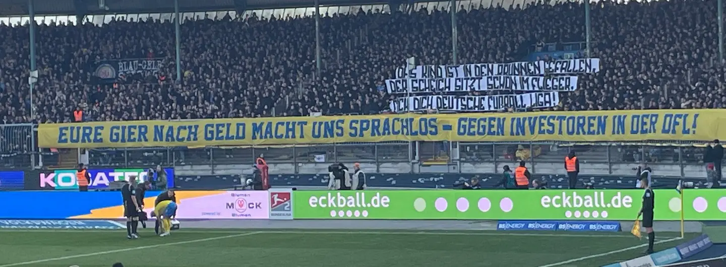 Ein Plakat von Eintracht Braunschweig-Fans gegen den Investoreneinstieg in die DFL.