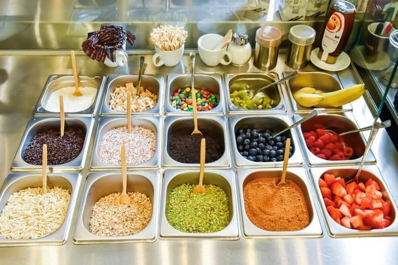 Ein Buffet an süßen Toppings für die Pancakes.