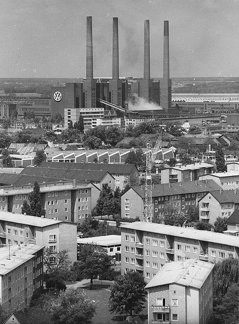 Blick vom Emmausheim über den Stadtteil Hellwinkel auf das Heizkraftwerk des Volkswagenwerks Wolfsburg