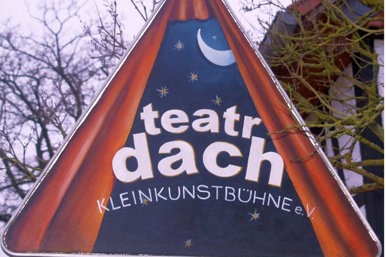 In Wendeburg steht das Schild mit der Aufschrift "teatr Dach".