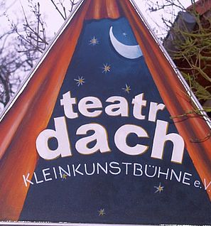 In Wendeburg steht das Schild mit der Aufschrift &quot;teatr Dach&quot;.