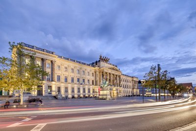 Man blickt auf das Braunschweiger Schloss / die Schlossarkaden in abendlicher Stimmung