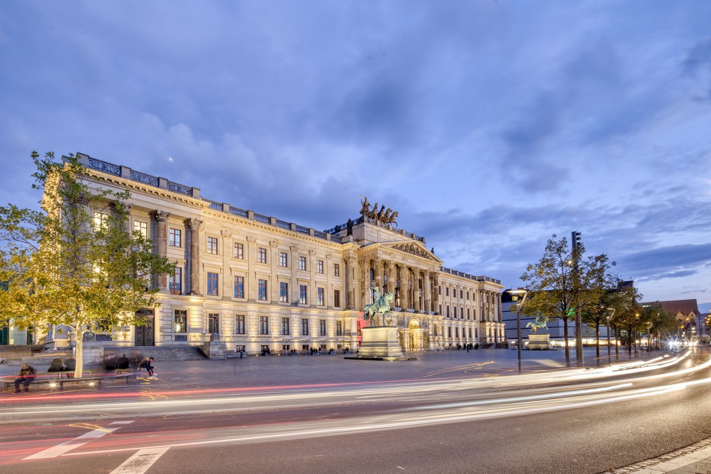 Man blickt auf das Braunschweiger Schloss / die Schlossarkaden in abendlicher Stimmung