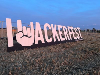 Musik, Camping und Sonnenaufgang auf dem Stoppelfeld beim Ackerfest in Schöppenstedt.