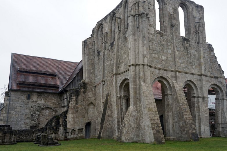 Kirchenruine mit dem vollständig erhaltenen Konventsgebäude im Hintergrund
