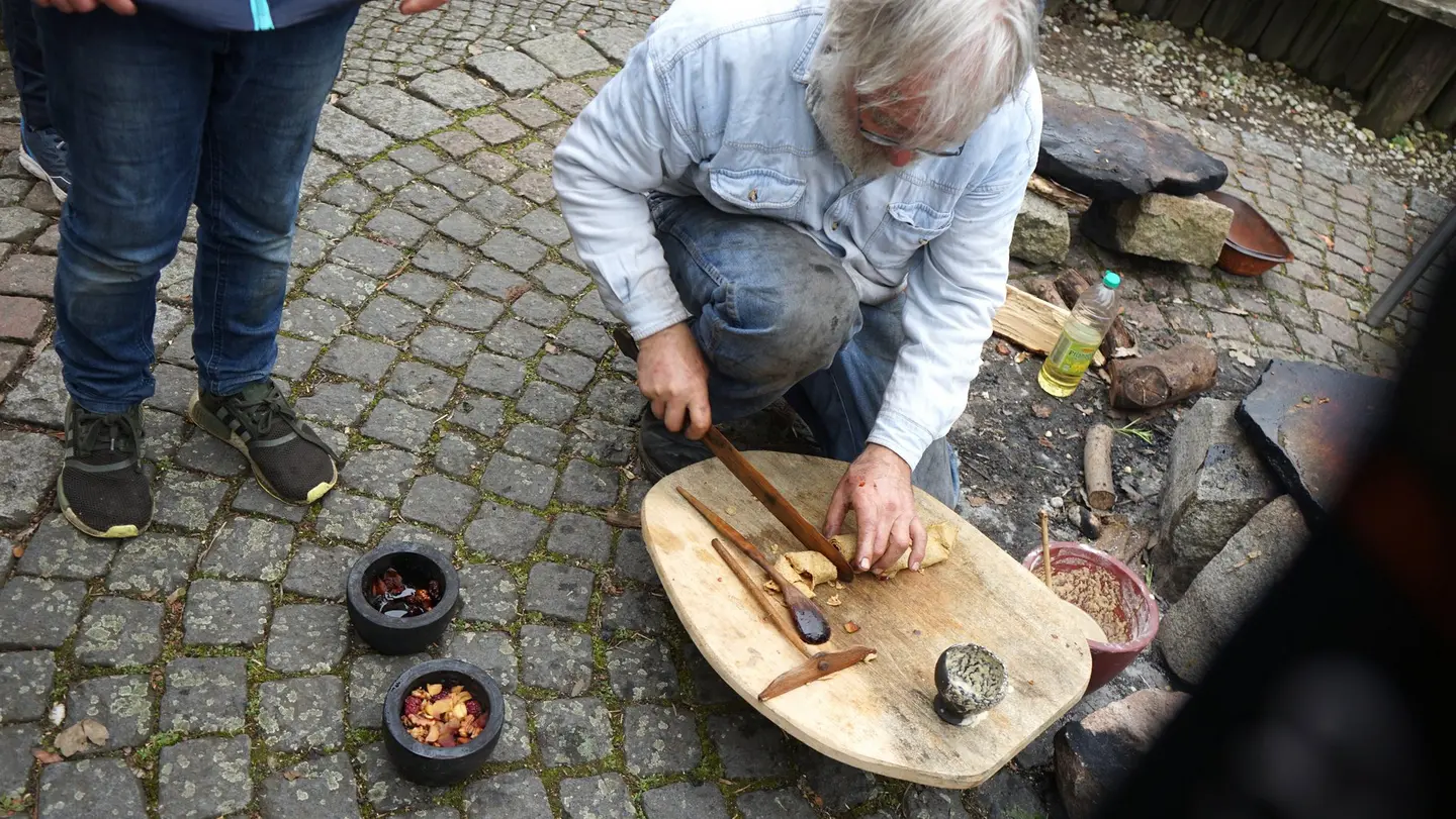 Es werden Crêpes mit Beerenfüllung nach Steinzeitart hergestellt.