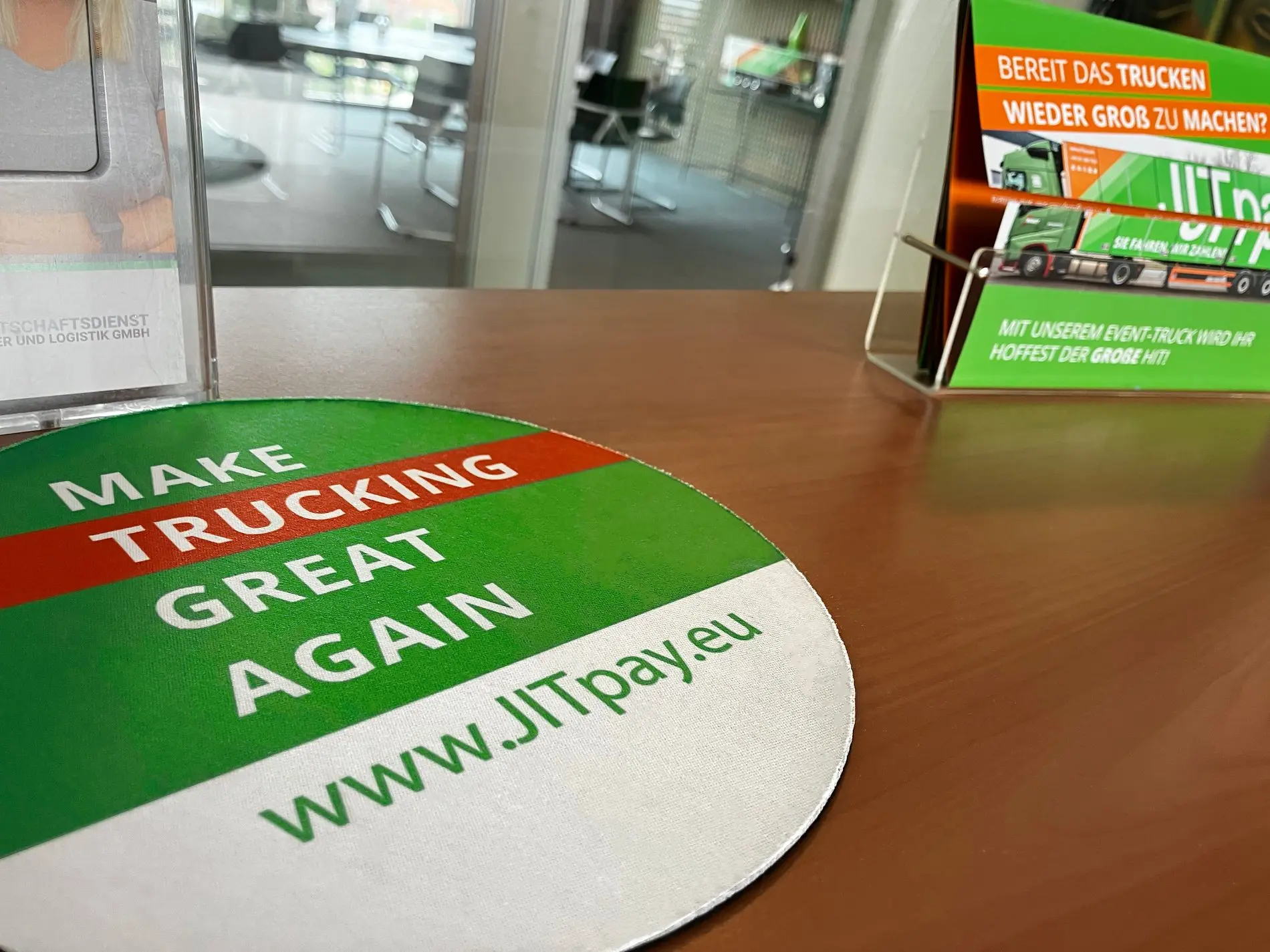 Ein Mousepad mit dem Logo von Jitpay, einem Arbeitgeber für Technologie-Berufe.