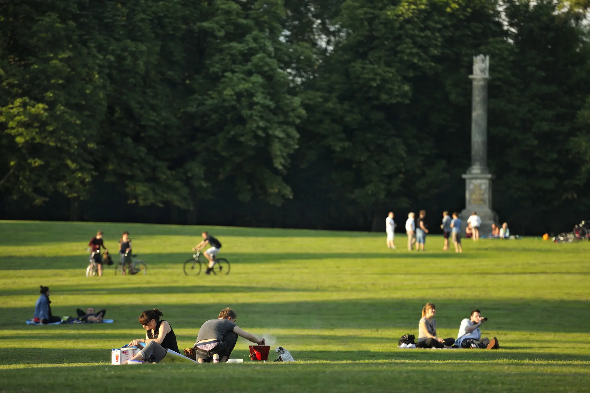 Menschen auf dem Rasen im Braunschweiger Prinzenpark.