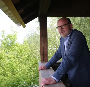 Ein Mann auf einer Vogelbeobachtungsplattform. (Bildrechte: Frank Spyra)