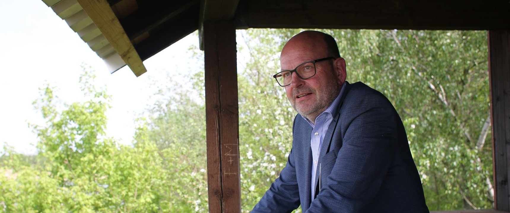 Ein Mann auf einer Vogelbeobachtungsplattform.